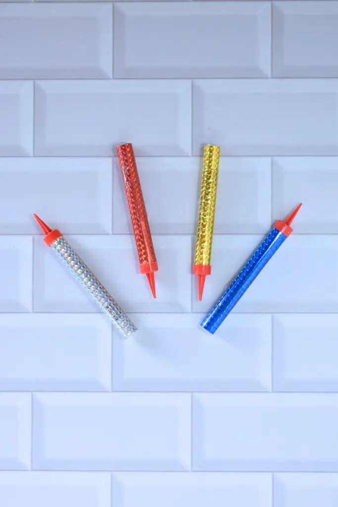 Volcanes para torta de Pepos Cake Medellín en colores plateado, rojo, dorado y azul, usados como decoración festiva para celebraciones y cumpleaños.