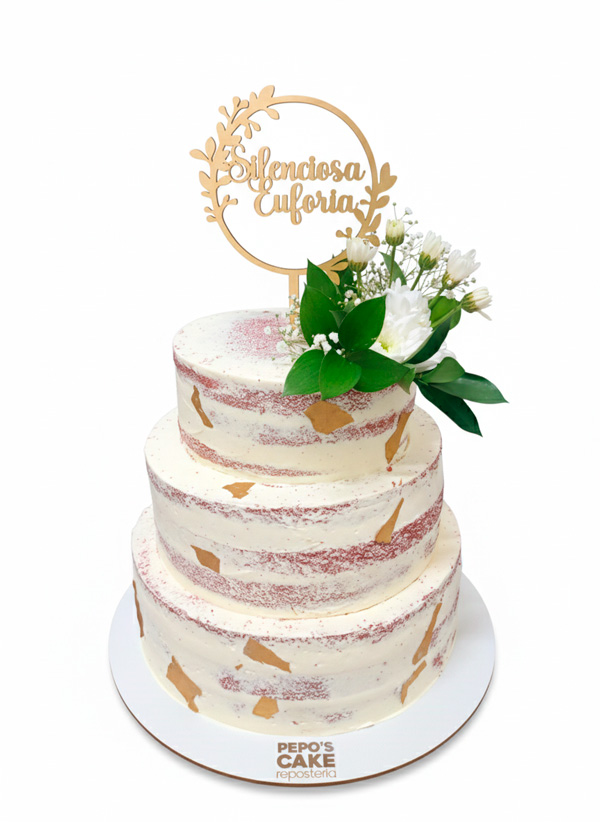 Torta de tres niveles estilo "naked cake" con cobertura ligera de crema blanca y detalles de pan rojo a la vista. El pastel está decorado con hojillas de oro comestible y un arreglo de flores blancas naturales con hojas verdes en la parte superior. Coronando la torta, tiene un topper circular de madera personalizado con el texto "Silenciosa Euforia". La base blanca muestra el logotipo de "Pepo's Cake Repostería" sobre un fondo blanco limpio